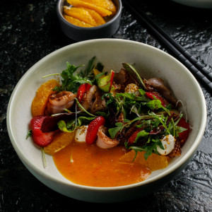 Салат с уткой, клубникой и соусом унаги