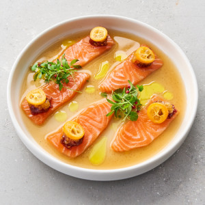 Крудо из лосося с понзу, кумкватом, чатни из ананаса и соусом New York