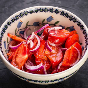 Салат из помидоров с красным луком