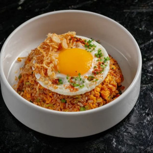 Жареный рис с говядиной и кимчи