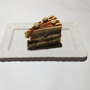 Маковый торт с фундуком и солёной карамелью