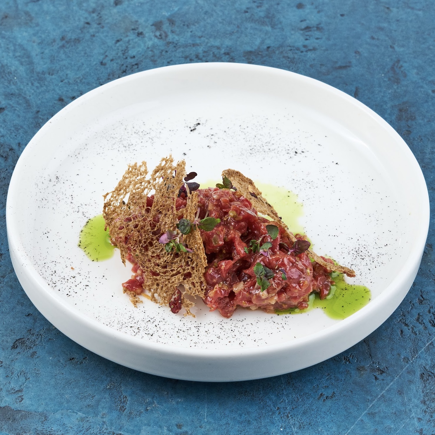 Тартар из говядины с каперсами, луком-шалот, французской горчицей и чипсами  хлеба