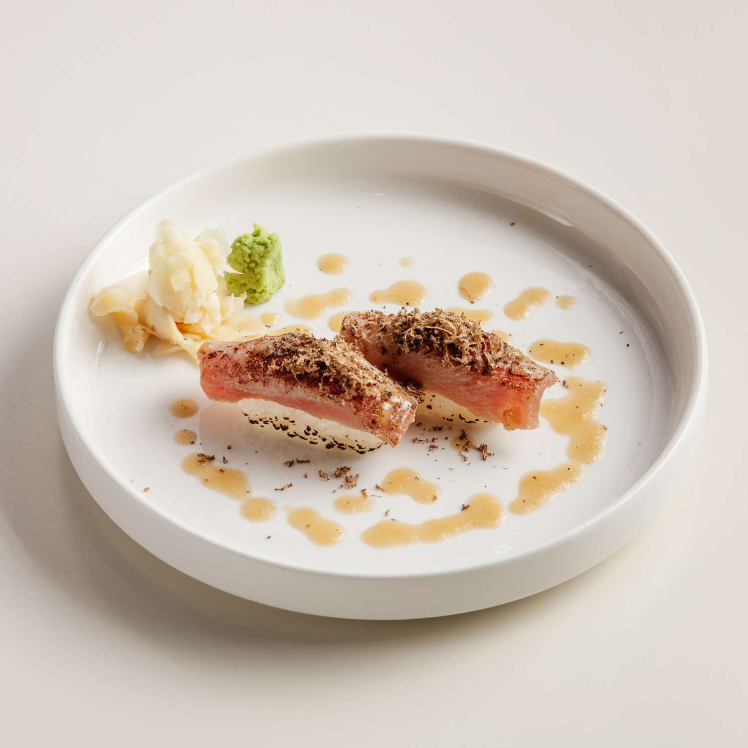 Опаленные суши тунец с трюфелем