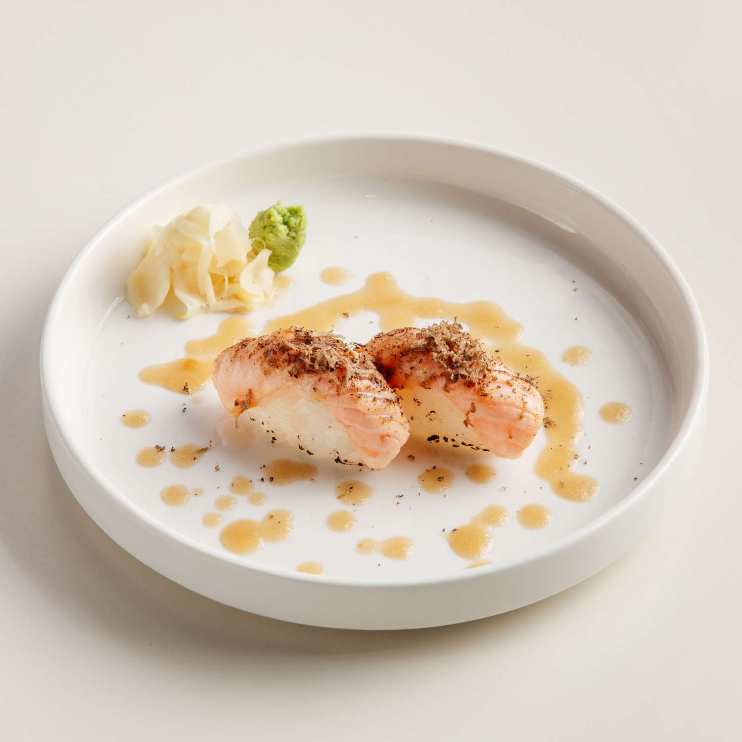 Опаленные суши лосось с трюфелем
