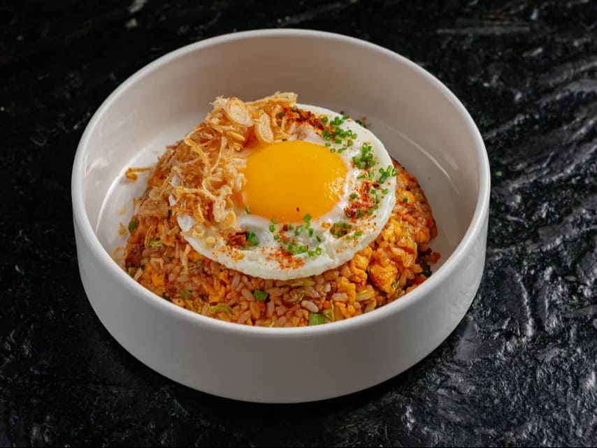 Жареный рис с говядиной и кимчи