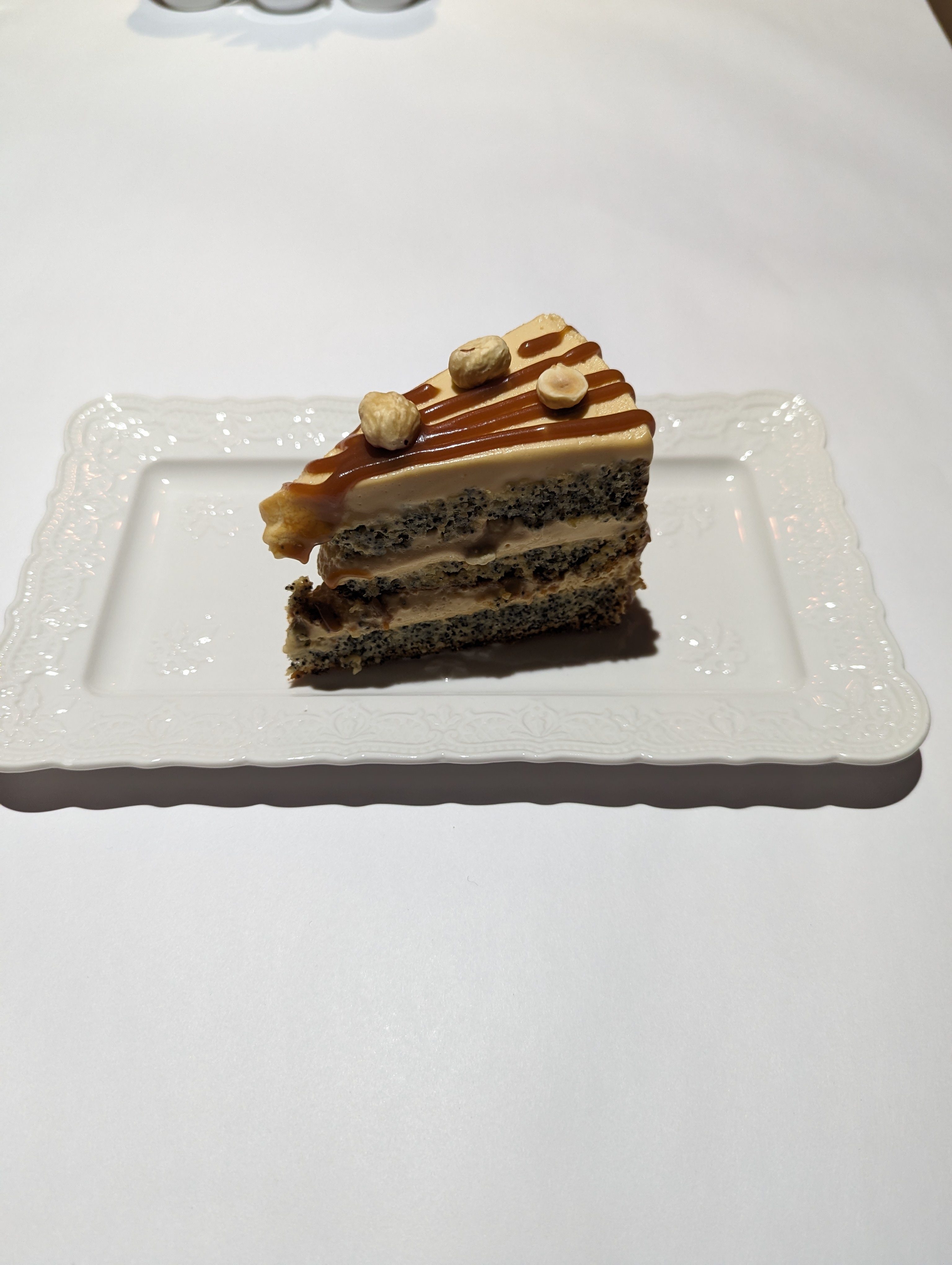 Маковый торт с фундуком и солёной карамелью